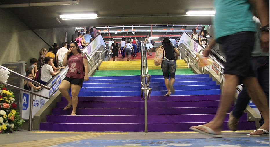 Escadaria da Estação Lapa com as cores do arco-íris. (Foto: Almiro Lopes/CORREIO)