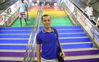 O atendente Edson Souza, 25, aprovou a ação: "O preconceito tem que acabar. Já sofri muito, mas hoje nem ligo. Pago minhas contas, né? Oxe, me deixe", disse orgulhoso e inabalável (Foto: Almiro Lopes/CORREIO)