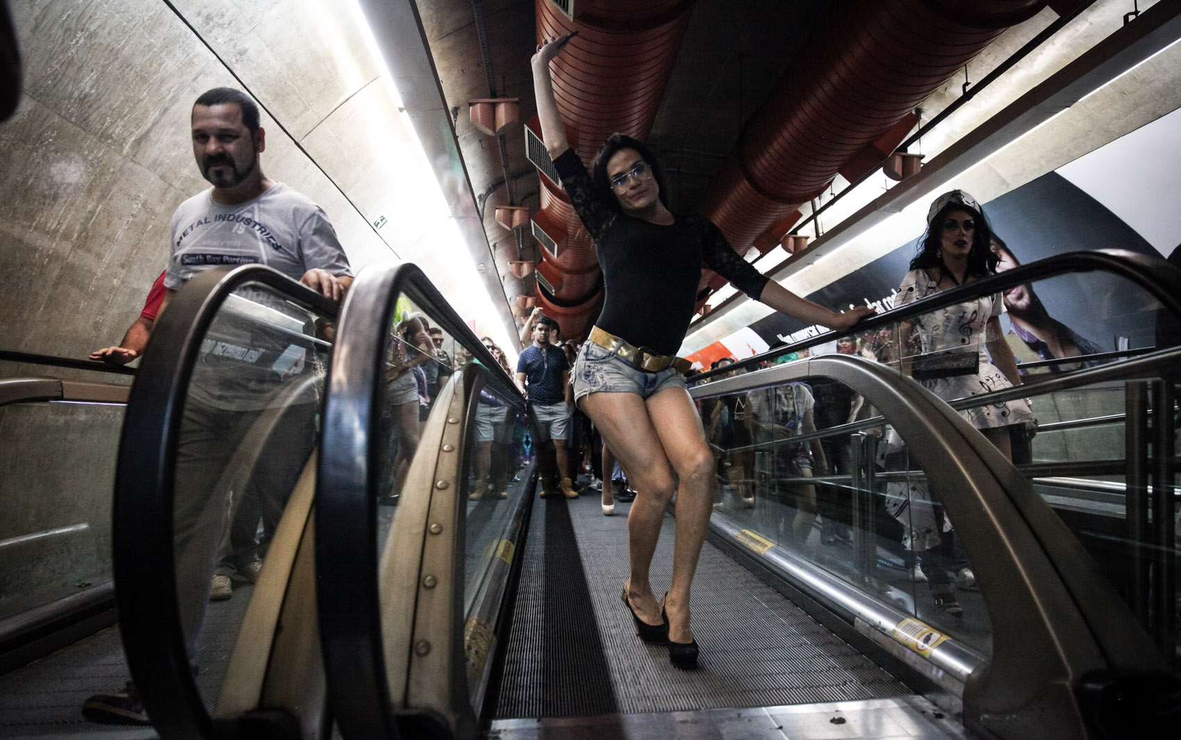 Transexual posa à beira da esteira rolante que leva da estação Paulista à Consolação durante a realização da Parada LGBT de 2015 na Avenida Paulista. (Foto: Fábio Tito)
