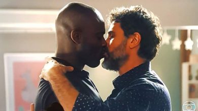 Rafael Zulu e Eriberto Leão protagonizam beijo na novela "O Outro Lado do Paraíso", da TV Globo. (Foto: Reprodução/TV Globo)