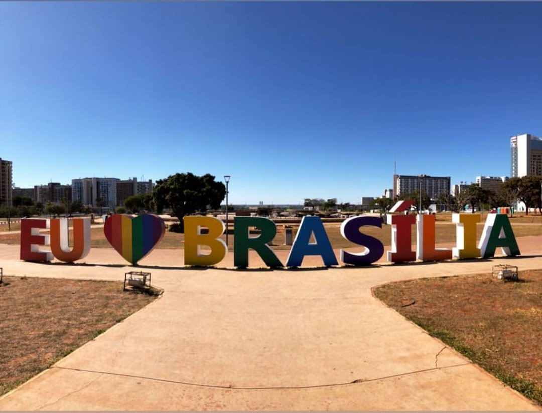 Placa “Eu amo Brasília” ganha as cores do arco-íris, em comemoração ao Dia Internacional do Orgulho LGBT. (Foto: Reprodução/Instagram)