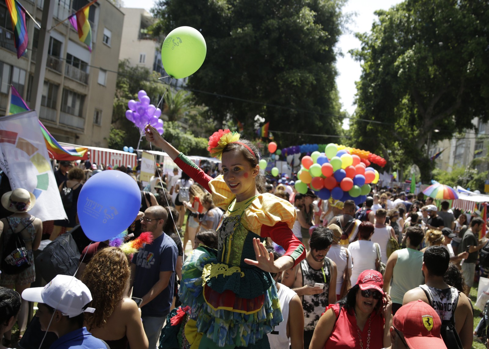 Público participa de Parada do Orgulho LGBT nesta sexta-feira (8) em Tel Aviv (Foto: Sebastian Scheiner/AP Photo)