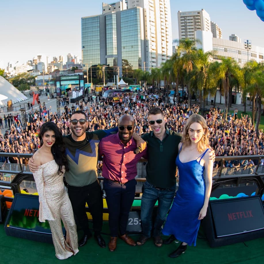 Tina Desai, Miguel Angel Silvestre, Toby Onwumere, Brian J. Smith e Jamie Clayton vieram para pré-estreia de "Sense8" (Foto: Reprodução/Twitter/Netflix)