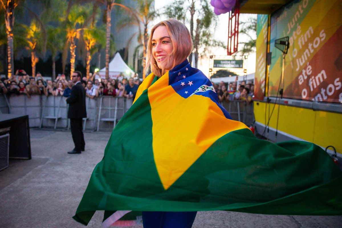 Jamie Clayton, a Nomi, com a bandeira do Brasil. (Foto: Divulgação/Alexandre Schneider/Netflix)