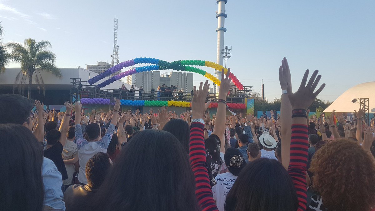 Tina Desai, Miguel Angel Silvestre, Toby Onwumere, Brian J. Smith e Jamie Clayton vieram para pré-estreia de "Sense8" (Foto: Reprodução/Twitter/Netflix)