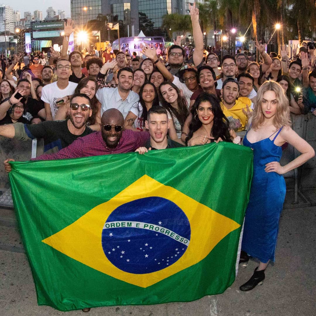 Miguel Angel Silvestre, Toby Onwumere, Brian J. Smith, Tina Desai e Jamie Clayton posam com fãs e bandeira do Brasil durante evento de "Sense8" em São Paulo (Foto: Divulgação/Maurício Santana/Netflix)
