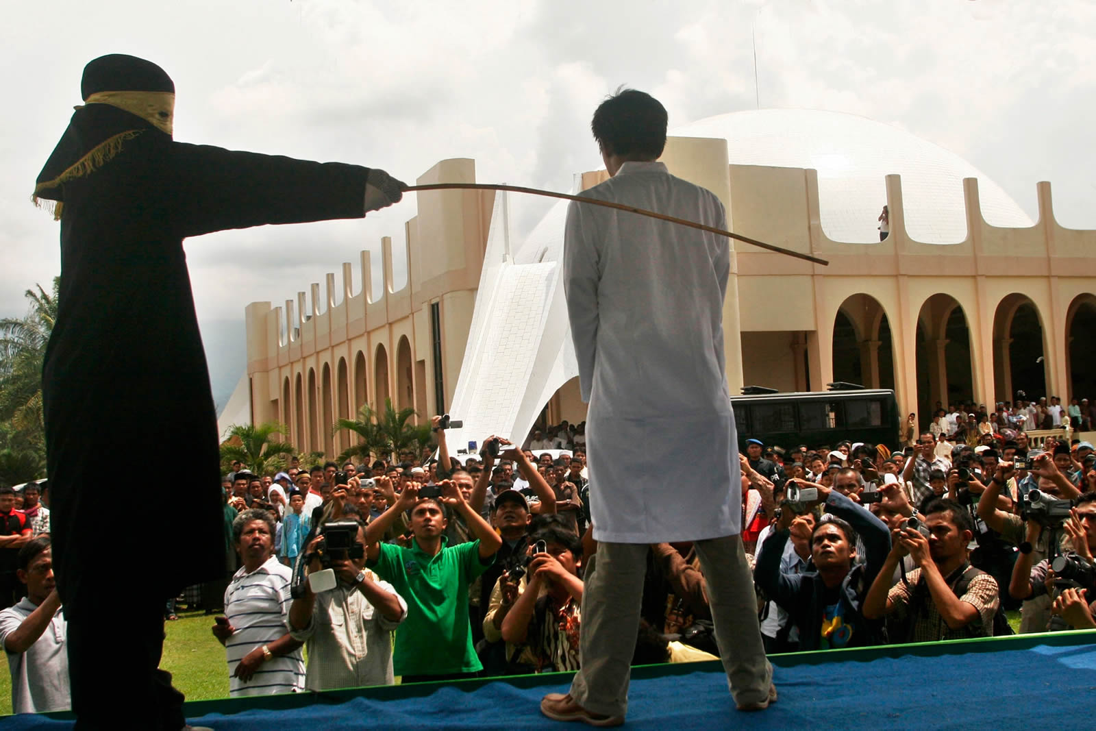Casal gay é açoitado em Aceh, na Indonésia, após serem denunciados por “sexo gay”. (Foto: Divulgação)