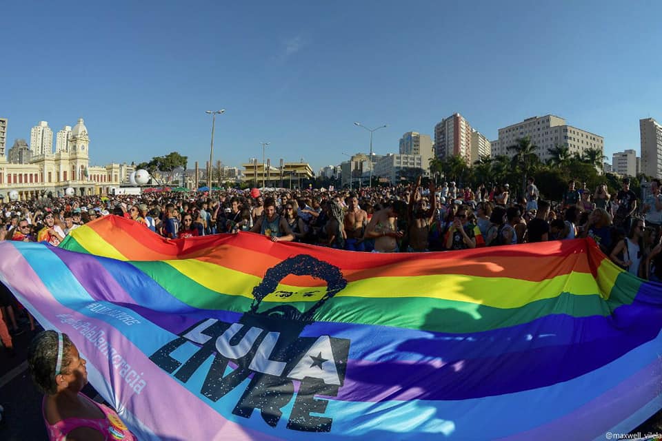 21ª Parada do Orgulho LGBT reúne mais de 150 mil pessoas na região central de BH Grupo na 21ª Parada do Orgulho LGBT pede 'Lula livre'. (Foto: Divulgação)
