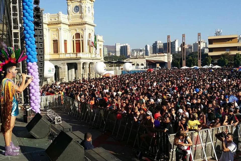 21ª Parada do Orgulho LGBT reúne mais de 150 mil pessoas na região central de BH Milhares de pessoas acompanharam o trio elétrico em direção à Praça Raul Soares. (Foto: Divulgação)