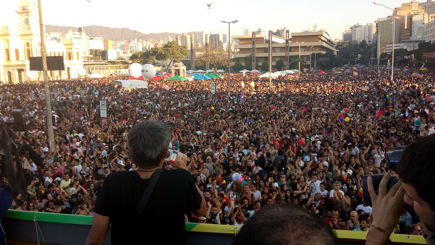 21ª Parada do Orgulho LGBT reúne mais de 150 mil pessoas na região central de BH 21ª Parada do Orgulho LGBT reúne milhares de pessoas na região central de Belo Horizonte. (Foto: Divulgação)