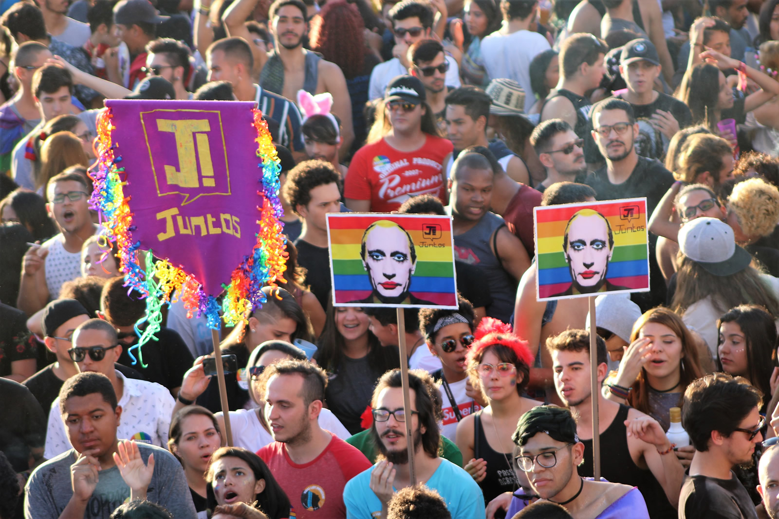 A LGBTfobia na Rússia, país da Copa do Mundo, também foi lembrada durante a Parada de Brasília. (Foto: Ernane Queiroz/Gay1)