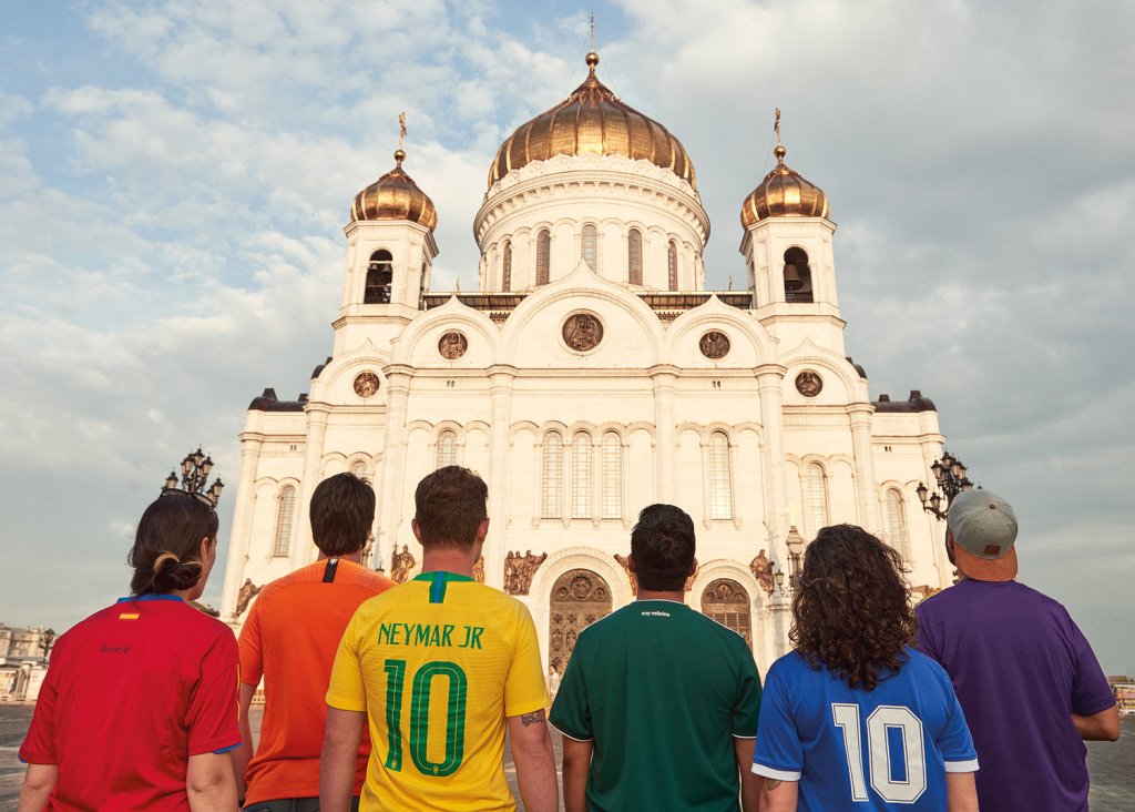 Torcedores usam camisas de seus países para protestar a favor dos direitos LGBT na Rússia (Foto: Divulgação/Thehiddenflag.org)