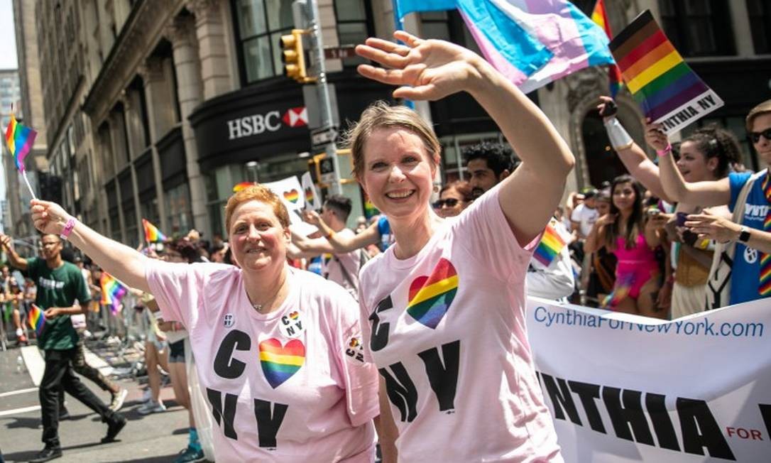 Christine Marinoni e Cynthia Nixon, na Parada do Orgulho LGBTQI+ de Nova York, em junho de 2018 (Foto: JEENAH MOON/NYT)