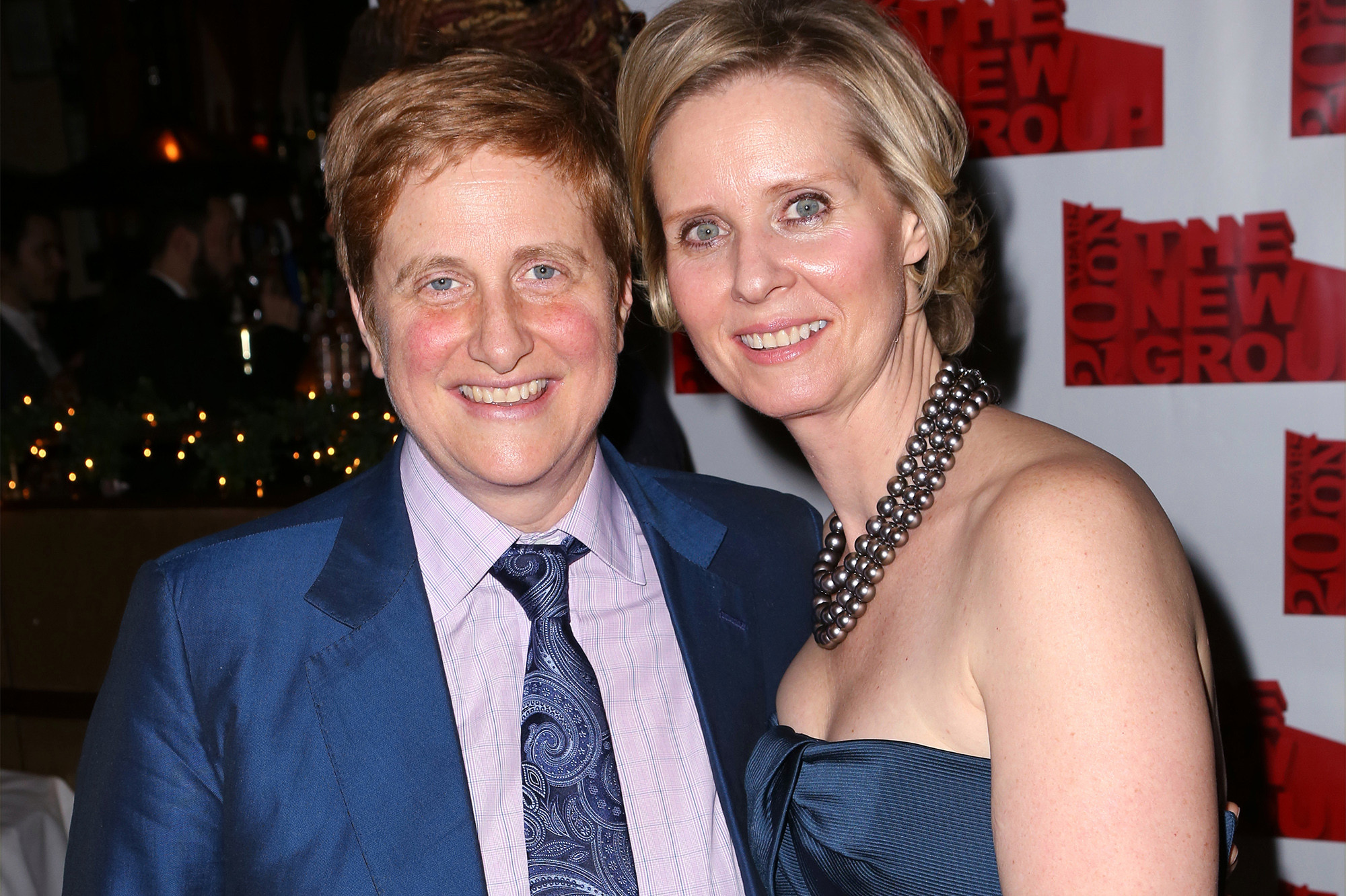A militante Christine Marinoni e a atriz e candidata democrata Cynthia Nixon: seu relacionamento tornou-se público em 2004, e elas se casaram em 2012. (Foto: Feature)