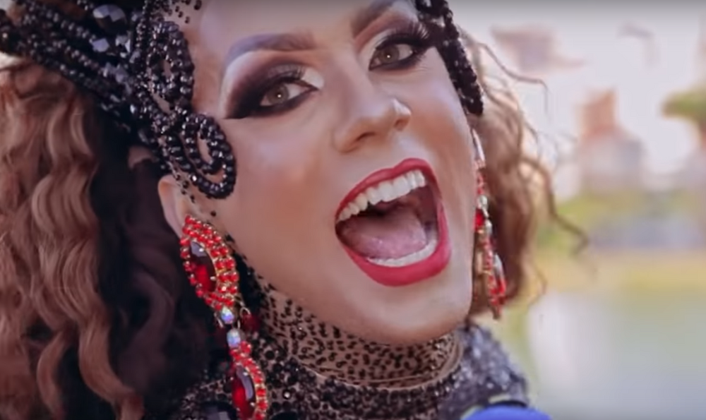 A drag Petra é protagonista no vídeo. (Foto: Reprodução)