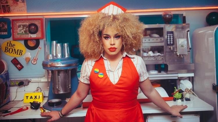 Gloria Groove como garçonete no clipe "Apaga a Luz". (Foto: Rodolfo Magalhães)