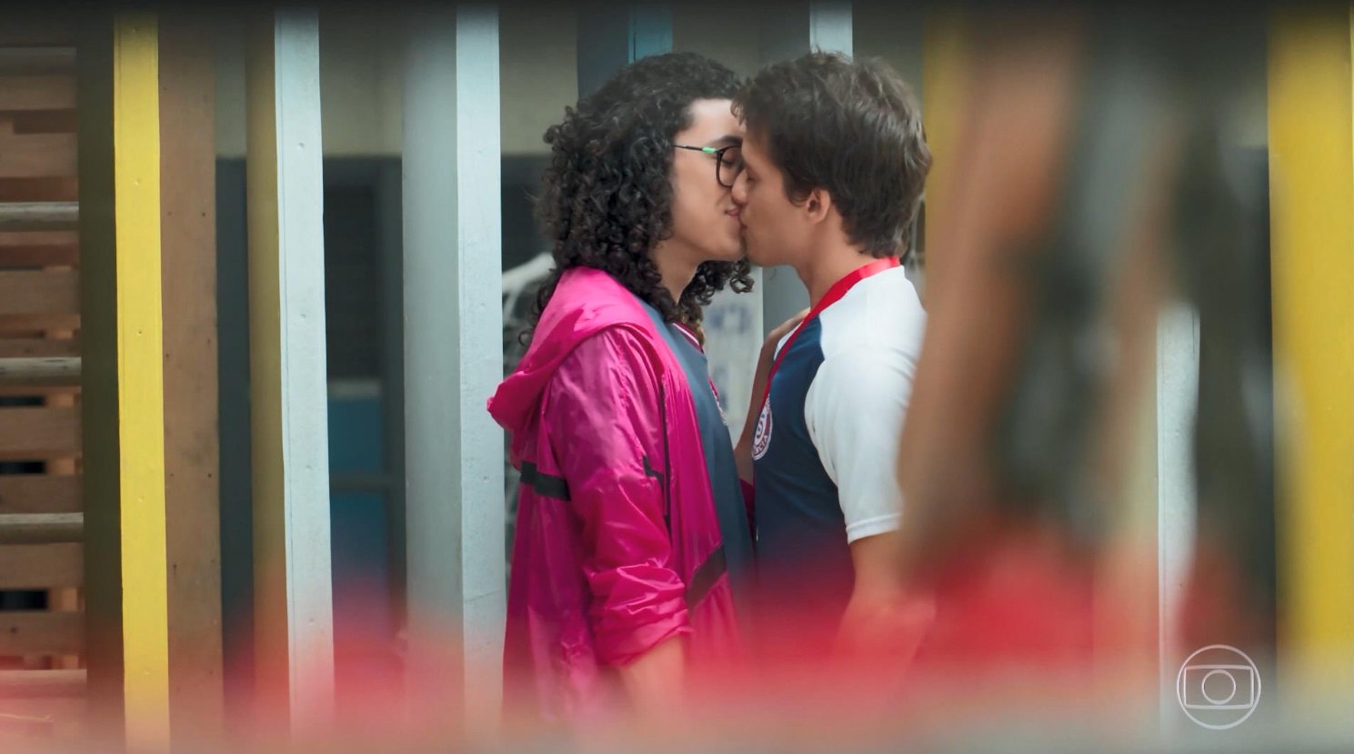 Michael (Pedro Vinícius) e Santiago (Giovanni Dopico) protagonizaram o primeiro beijo entre rapazes de Malhação. (Foto: Reprodução/Globo)