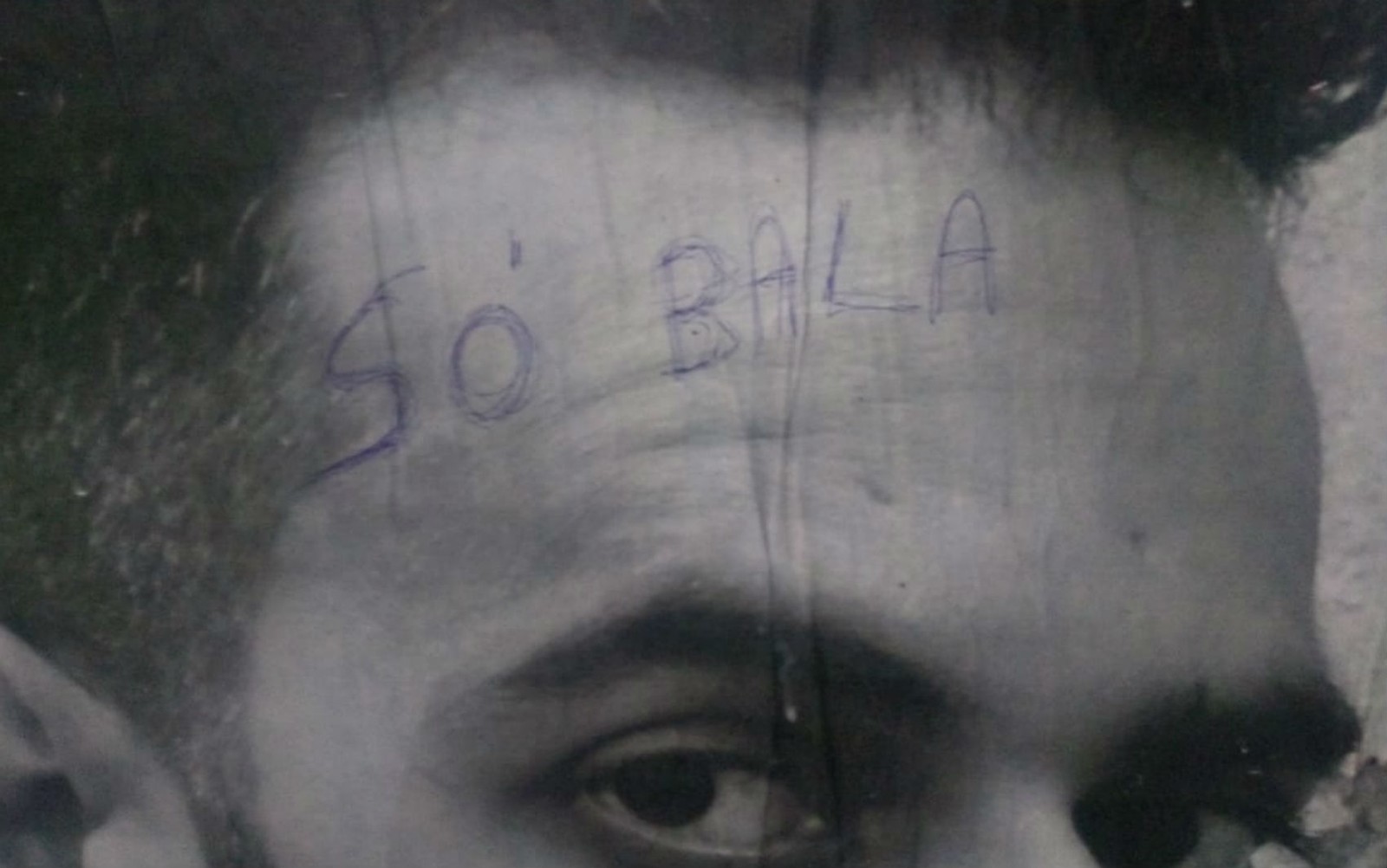 Vândalo escreve 'Só bala' na testa de artista em exposição fotográfica. (Foto: Divulgação)