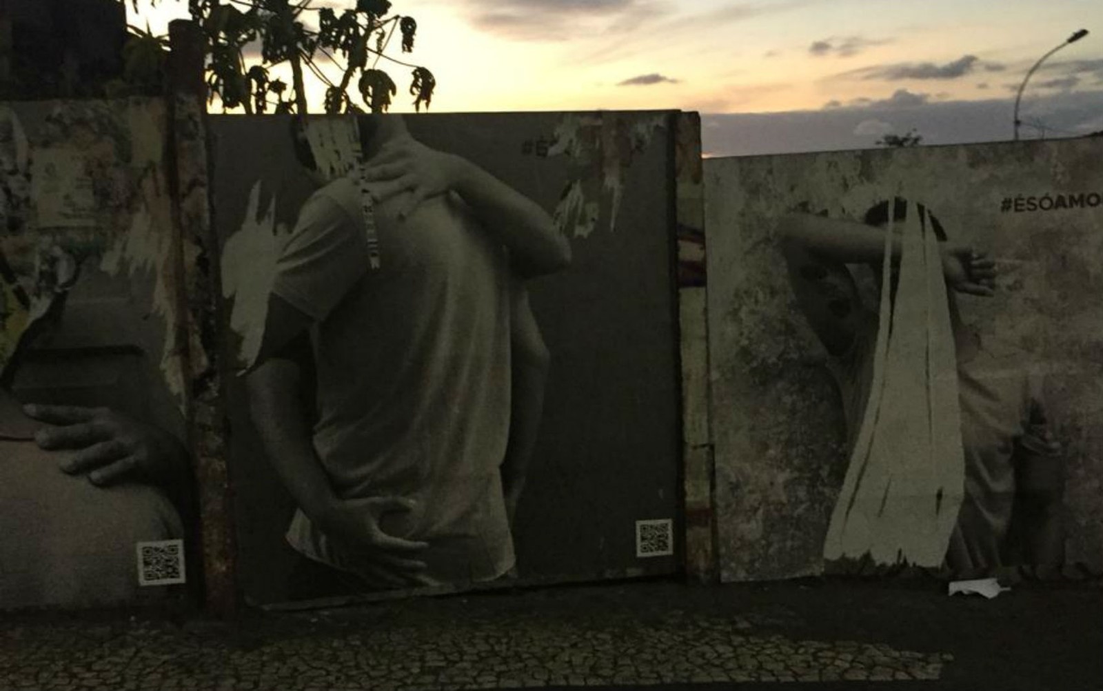 Obras retratam troca de carinho entre dois homens. (Foto: Divulgação)