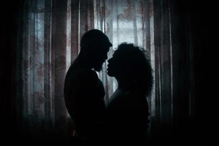Taiguara Nazareth namora Gloria Groove no clipe "Apaga a Luz". (Foto: Rodolfo Magalhães)