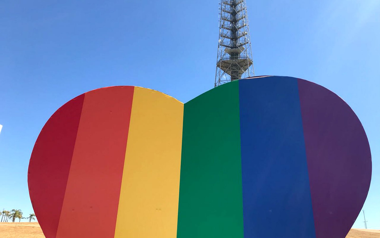 Letreiro “Eu amo Brasília” ganha cores do arco-íris para o Dia Internacional do Orgulho LGBT (Foto: Divulgação)
