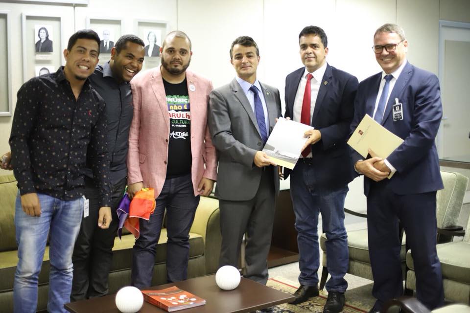 Deputado vai ao MP e à Justiça para derrubar lei distrital que exclui famílias LGBT Ativistas LGBT com o procurador-geral de Justiça do DF, Leonardo Bessa, e deputado distrital Ricardo Vale (PT) em reunião. (Foto: Raphaella Bechepeche/CLDF/Divulgação)