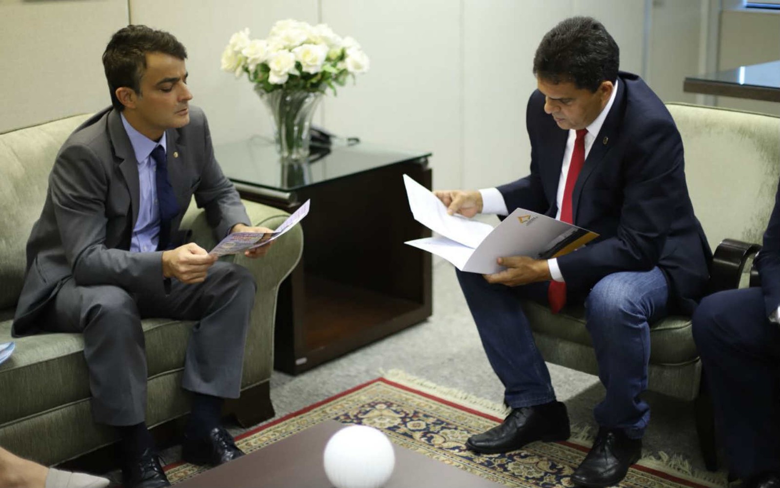 Deputado vai ao MP e à Justiça para derrubar lei distrital que exclui famílias LGBT Procurador-geral de Justiça do DF, Leonardo Bessa, e deputado distrital Ricardo Vale (PT) em reunião. (Foto: Raphaella Bechepeche/CLDF/Divulgação)