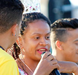 Professora Natalha do Nascimento sendo coroado pelo seu trabalho contra à transfobia durante Parada LGBTS de Taguatinga, em 2018. (Foto: Ernane Queiroz/Arquivo/Gay1)