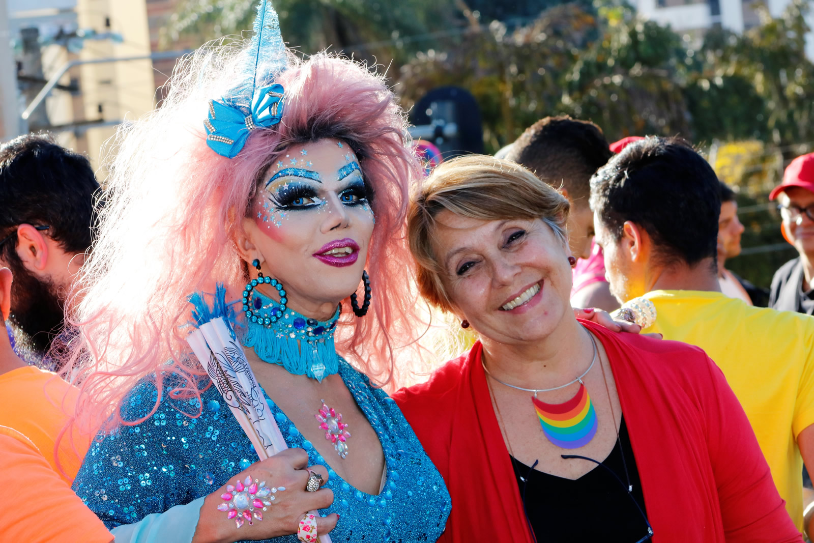 A drag queen Allice Bombom ao lado da deputada federal Eryka Kokay na 13ª Parada LGBTS de Taguatinga. (Foto: Ernane Queiroz/Gay1)