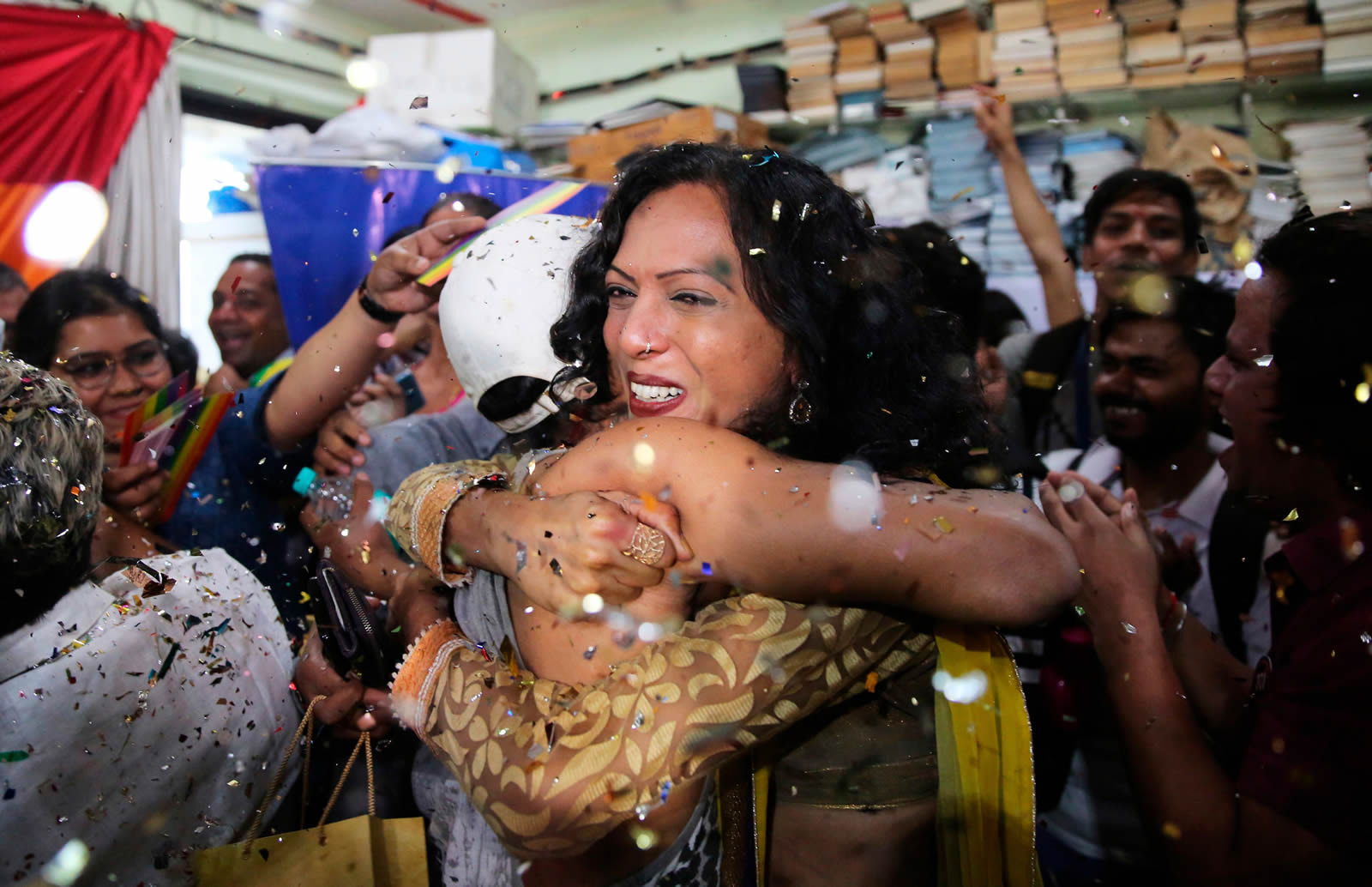 Ativistas LGBTQI+ celebram decisão da Suprema Corte indiana em ONG em Mumbai. (Foto: Francis Mascarenhas/Reuters)