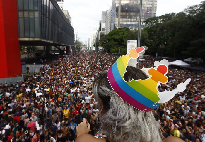 Participante da 21ª Parada LGBT de São Paulo com a coroa arco-íris do Burger King. (Foto: Cesar Itiberê / Fotos Públicas)