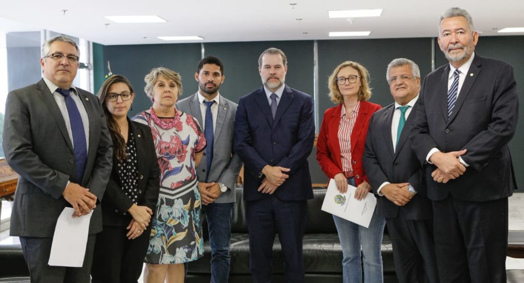 Alexandre Padilha (PT-SP), Natália Bonavides (PT-RN), Erika Kokay (PT-DF), David Miranda (PSOL-RJ), o Ministro Dias Toffoli, Maria do Rosário (PT-RS), Bacelar (PODEMOS-BA) e Paulão (PT-AL). (Foto: Fellipe Sampaio)
