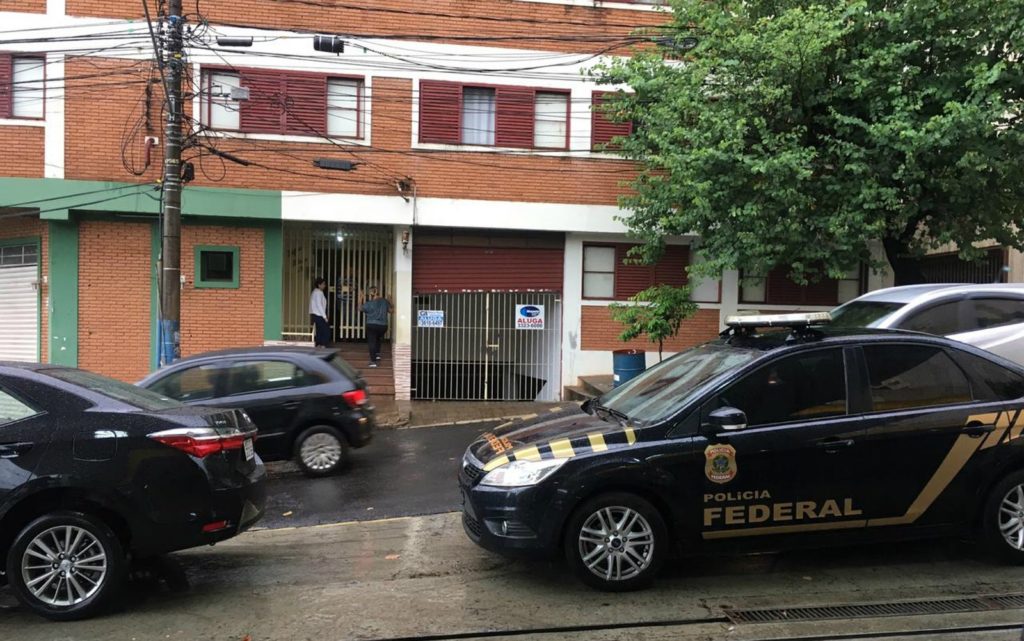 OperaÃ§Ã£o Cinderela cumpre mandado em edifÃ­cio na Rua Rui Barbosa em RibeirÃ£o Preto. (Foto: Michele Souza)